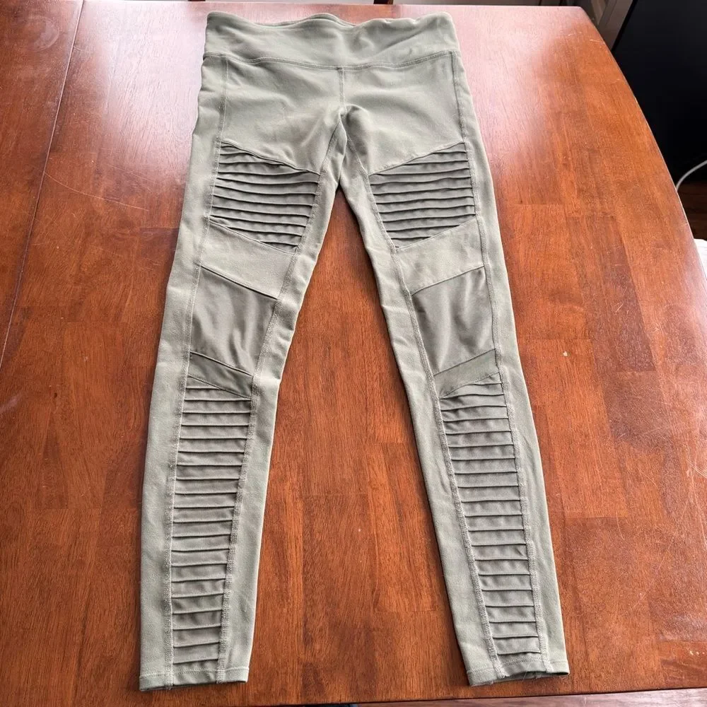Alo Yoga High-Waist Moto Legging olive green colorway Jungle Glossy Motto Small